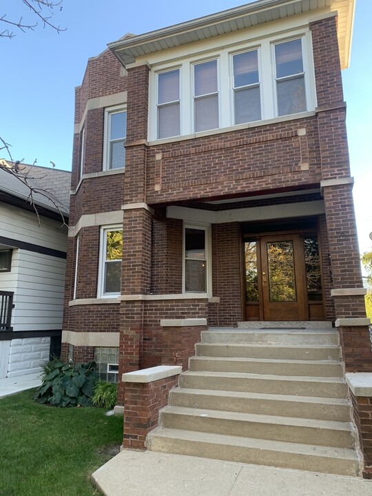 5211 W Byron St in Chicago, IL - Building Photo