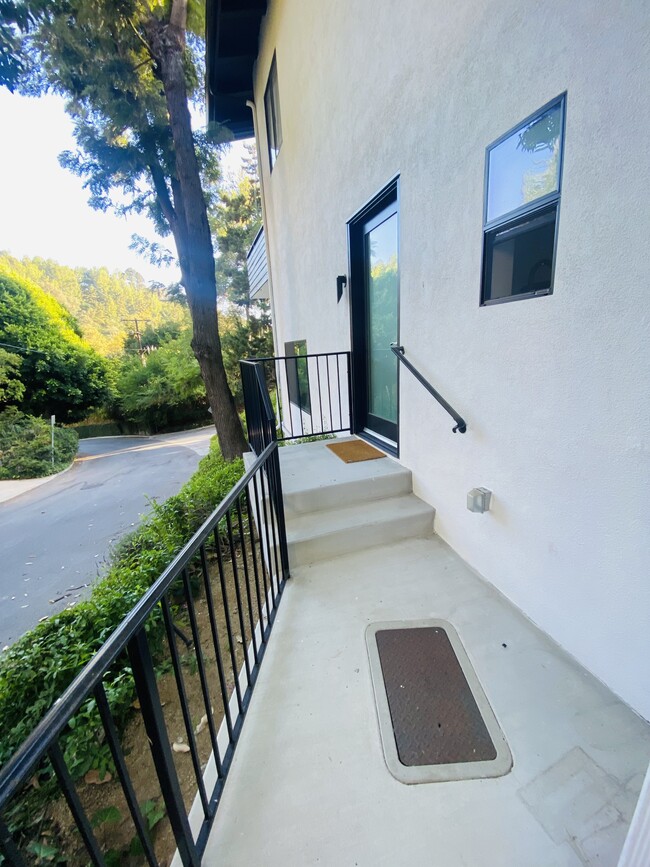 2121 El Roble Ln in Beverly Hills, CA - Building Photo - Building Photo