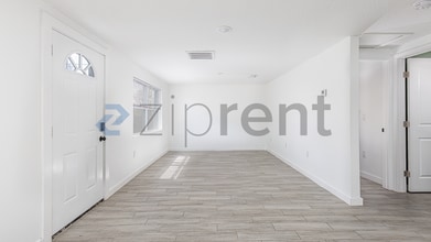 4051 Close Ct in Mount Dora, FL - Foto de edificio - Building Photo