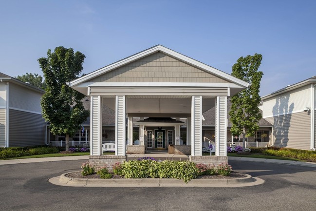 Pine Ridge of Plumbrook Senior Living in Sterling Heights, MI - Building Photo - Building Photo