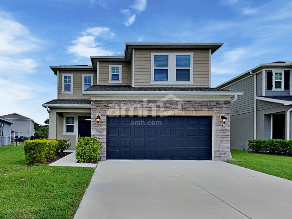 1016 Walden Pond Dr in Plant City, FL - Foto de edificio