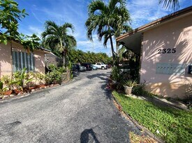 2325 Taylor St in Hollywood, FL - Building Photo