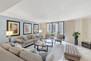 520 Brickell Key Dr in Miami, FL - Building Photo