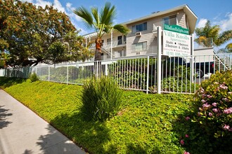 Villa Knolls Apartments in La Mesa, CA - Foto de edificio - Building Photo