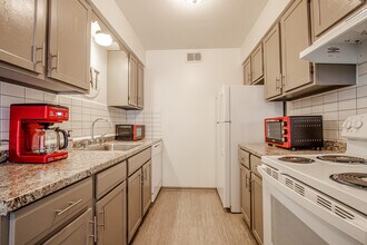 6711 S Richmond Ave, Unit Willow Creek 644 in Tulsa, OK - Foto de edificio - Building Photo