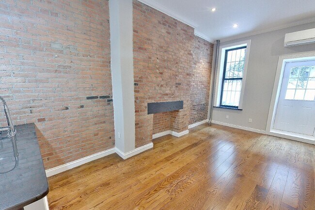 279 E 10th St in New York, NY - Building Photo - Building Photo