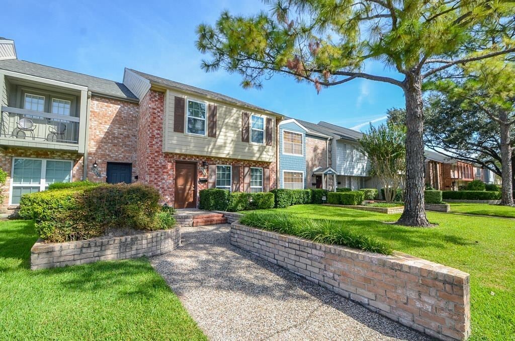 10264 Briar Forest Dr in Houston, TX - Building Photo