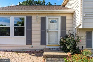 223 Laura Anne Ct in Sterling, VA - Building Photo