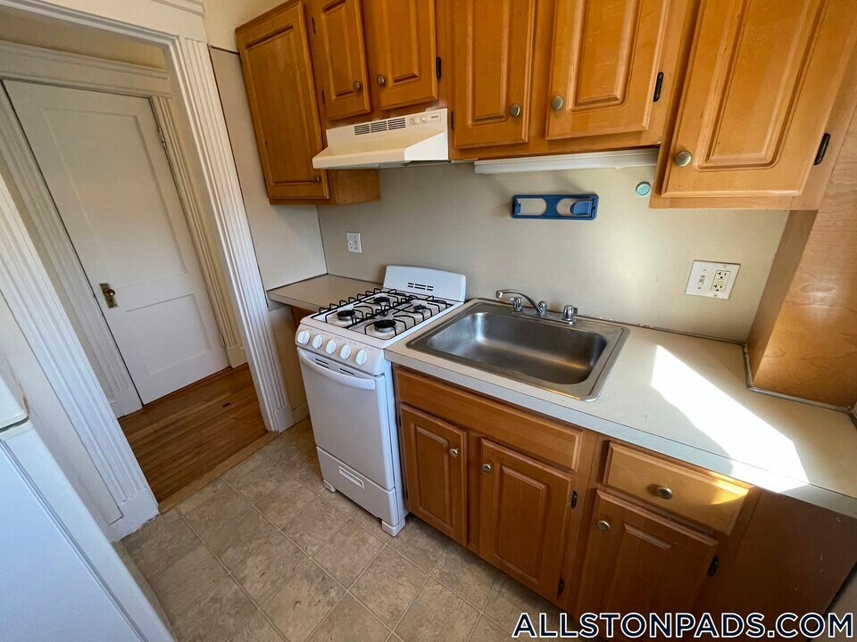1152 Commonwealth Ave in Boston, MA - Building Photo