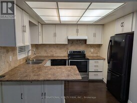 28 Hettersley Dr in Ajax, ON - Building Photo