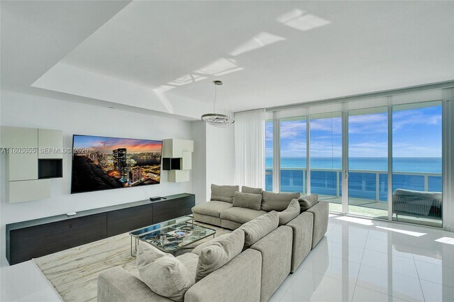 15811 Collins Ave in North Miami Beach, FL - Foto de edificio - Building Photo
