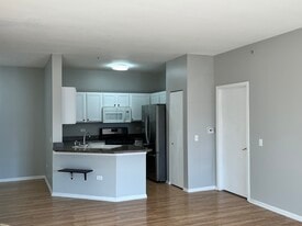 3275 Stratford Ct, Unit 1B in Lake Bluff, IL - Building Photo