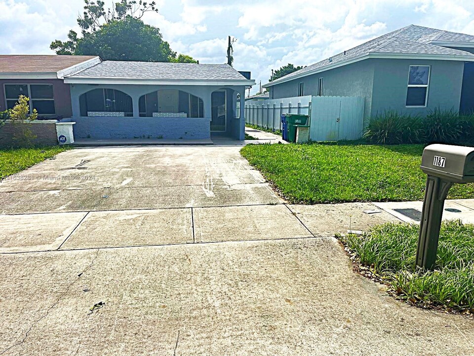 1187 NW 29th Ter in Fort Lauderdale, FL - Foto de edificio