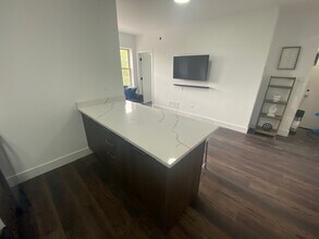 1555 W Hollywood Ave in Chicago, IL - Building Photo - Building Photo