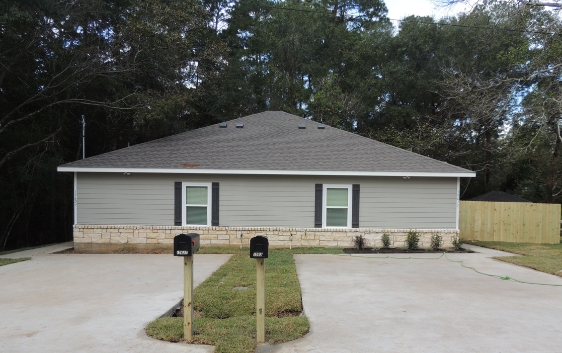 15633 Sycamore Dr in Montgomery, TX - Building Photo