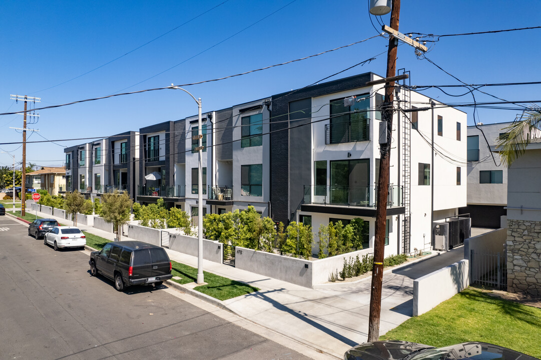 Vantage Villas in Valley Village, CA - Building Photo