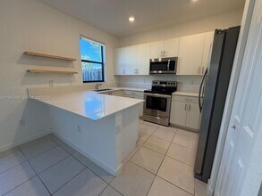 909 NE 211th St in North Miami Beach, FL - Building Photo - Building Photo