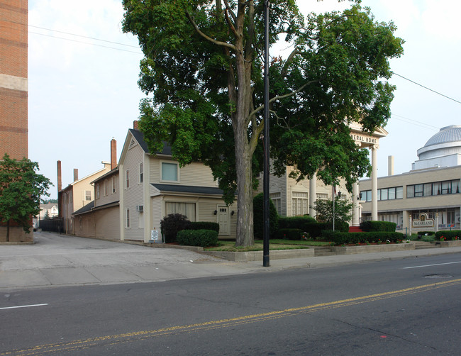 271 N Park Ave in Warren, OH - Foto de edificio - Building Photo