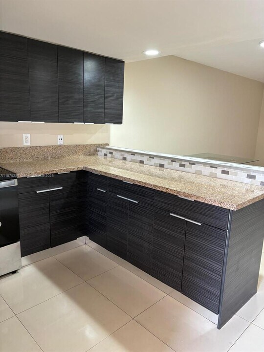 5650 W 26th Ct in Hialeah, FL - Building Photo