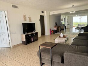 3660 NE 166th St, Unit 812 in North Miami Beach, FL - Foto de edificio - Building Photo