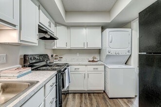 Stonehedge Apartments in Greenwood, IN - Foto de edificio - Building Photo