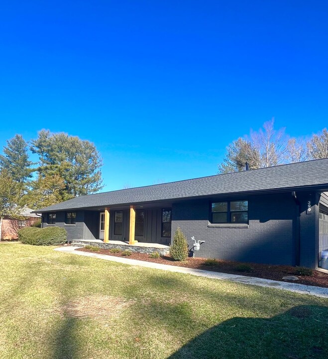 399 Balsam Rd in Hendersonville, NC - Building Photo