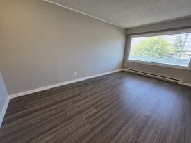 10215-10104 104 St in Fort St John, BC - Building Photo