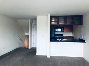 5829 NE 75th St, Unit A336 in Seattle, WA - Building Photo - Building Photo