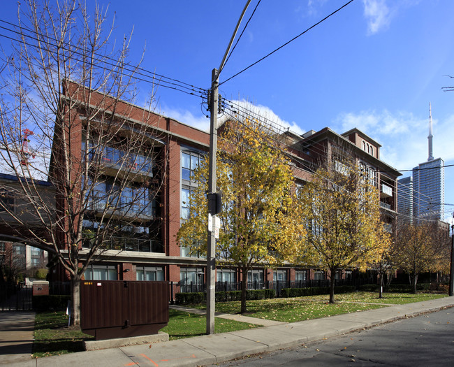 11 Soho Sq in Toronto, ON - Building Photo - Building Photo