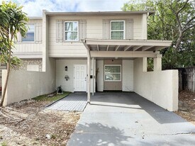 5118 Tennis Ct Cir in Tampa, FL - Building Photo