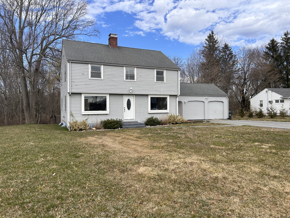 303 Norwich Ave in Colchester, CT - Building Photo