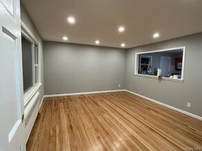 915 11th St in West Babylon, NY - Building Photo - Building Photo