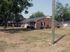 The Glen Apartments in Wilmington, NC - Building Photo - Building Photo