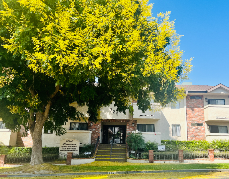 725 E Providencia Ave in Burbank, CA - Building Photo