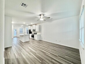 611 Emory Crossing Blvd in Hutto, TX - Foto de edificio - Building Photo