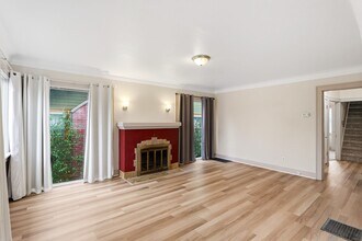 5209 SE Hawthorne Blvd in Portland, OR - Building Photo - Building Photo