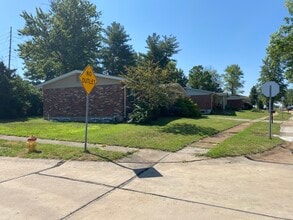 1208 Eagleshire Dr in Manchester, MO - Foto de edificio - Building Photo