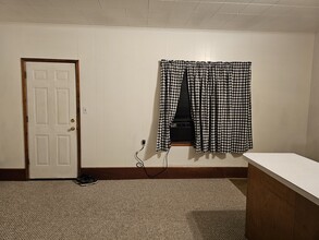 208 Herbert Ave, Unit Apt B in Carmi, IL - Building Photo - Building Photo