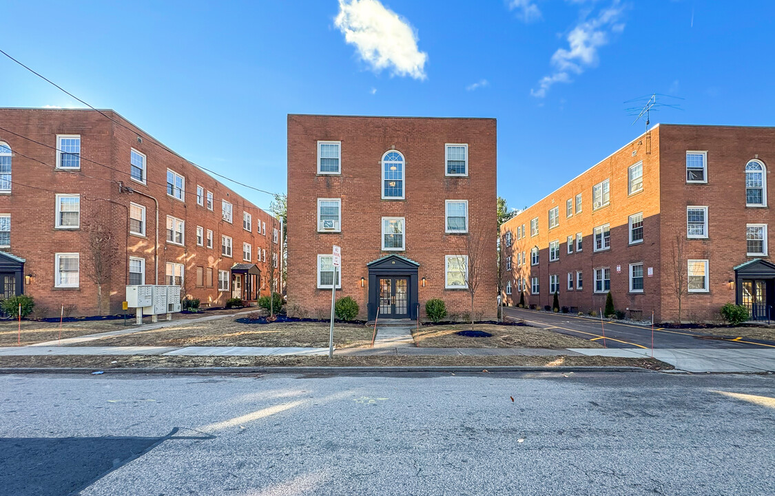 Chapman Arms in East Hartford, CT - Building Photo