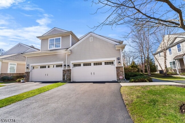 34 Mc Nish Way in West Caldwell, NJ - Foto de edificio - Building Photo