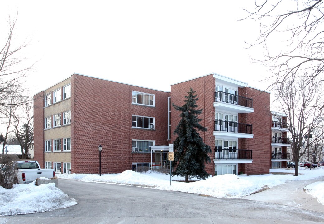 2052 Courtland Pl in Burlington, ON - Building Photo