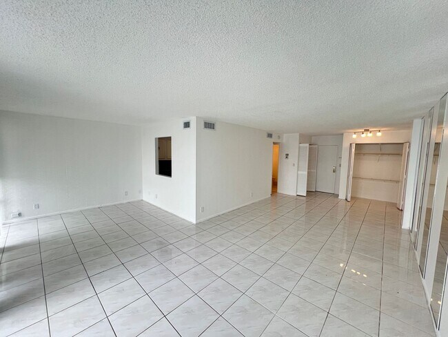 501 Three Islands Boulevard in Hallandale, FL - Building Photo - Building Photo