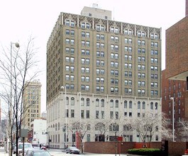 Walnut Towers Apartments in Cincinnati, OH - Building Photo - Building Photo