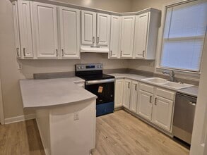 584 Seminole Ave NE, Unit A in Atlanta, GA - Building Photo - Building Photo