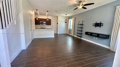 4700 NW 83rd Psge in Doral, FL - Foto de edificio - Building Photo