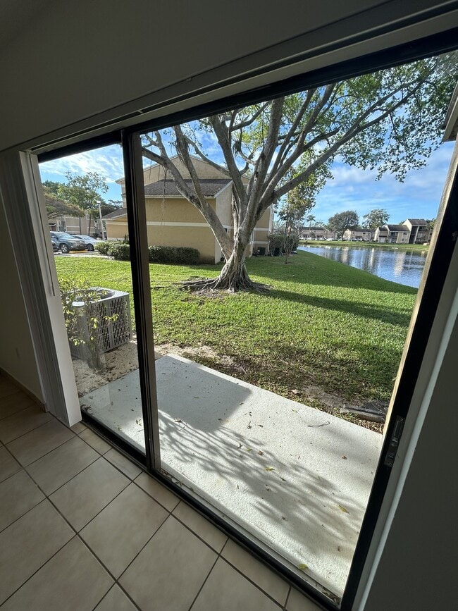 212 Palm Cir E in Pembroke Pines, FL - Building Photo - Building Photo