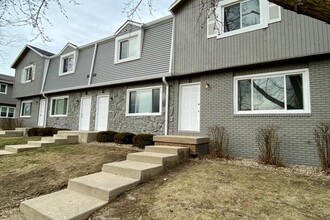 Rainbow Court Townhomes in Bloomington, IL - Building Photo - Building Photo