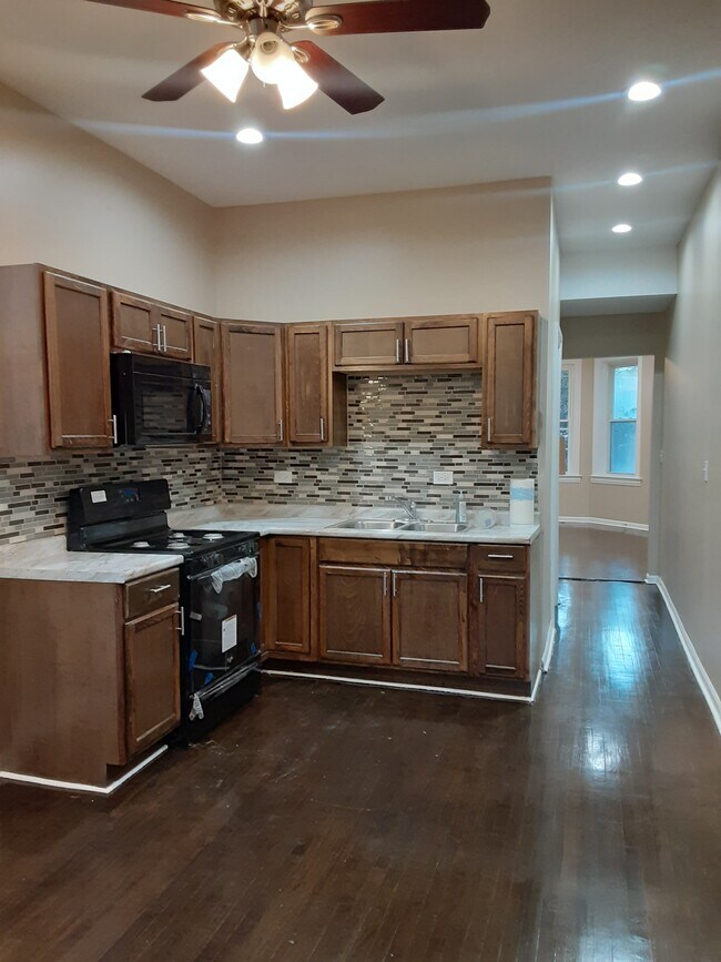 2233 S Hamlin Ave, Unit 2 in Chicago, IL - Building Photo - Building Photo