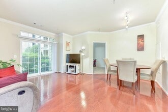 2321 25th St S, Unit Unit 104 in Arlington, VA - Foto de edificio - Building Photo