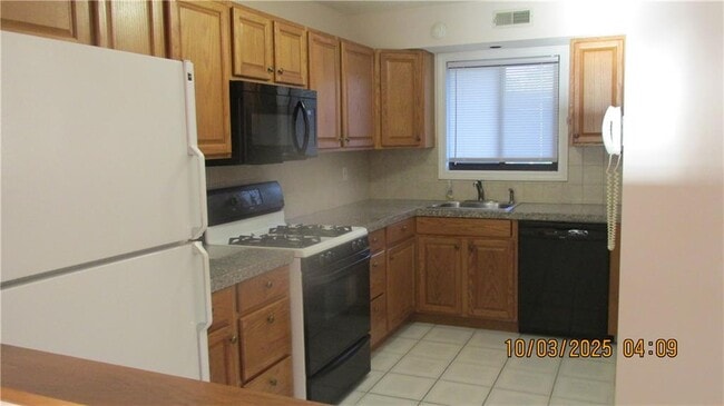 650 E Greenwich Ave in West Warwick, RI - Building Photo - Building Photo